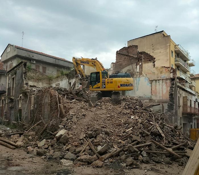 &Egrave; stata avviata la demolizione del palazzo crollato a dicembre in via Naumachia