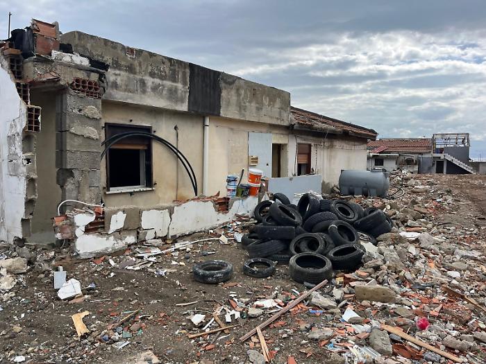 Ristrutturazioni immediate, demolizioni e 60 alloggi green per le famiglie delle baraccopoli