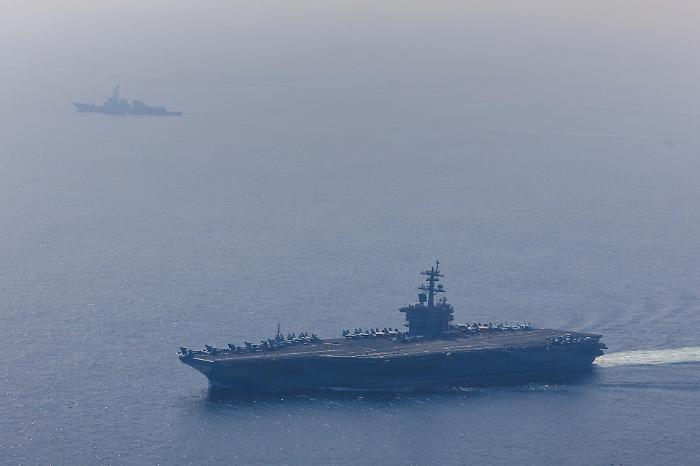 Iran lancia missili da crociera contro la portaerei USS Abraham Lincoln e minaccia nuovi attacchi
