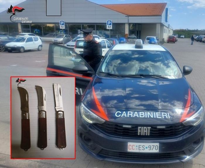 Lascia la refurtiva ma non sfugge ai carabinieri: aveva tre coltelli addosso
