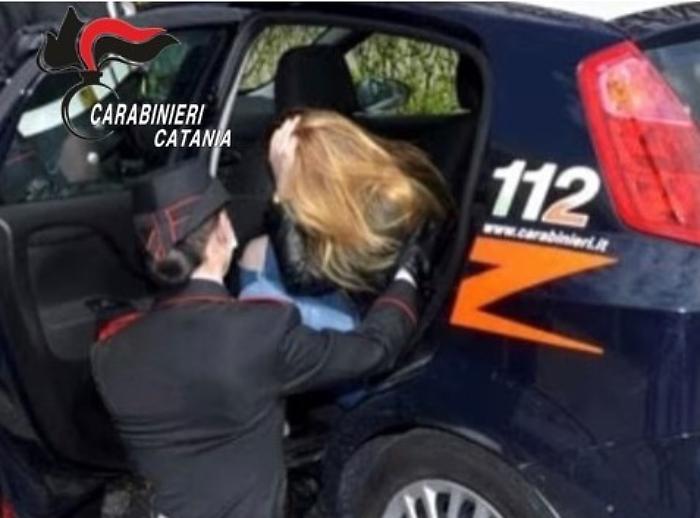 &laquo;Pap&agrave; sta picchiando la mamma&raquo;, figlia minorenne chiama il 112: cos&igrave; si fermano violenze che andavano avanti da 18 anni