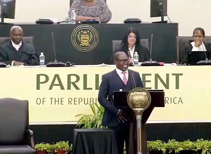 Gaffe in Parlamento: il ministro entra con la patta aperta e i social impazziscono