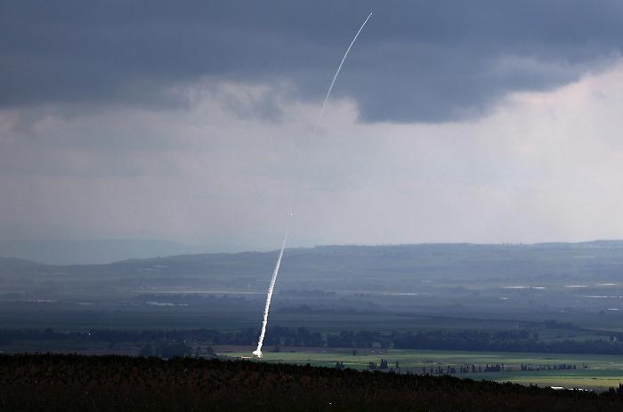 Attacco iraniano su Israele: missili e bombe a grappolo, cinque feriti a Kafr Qasim