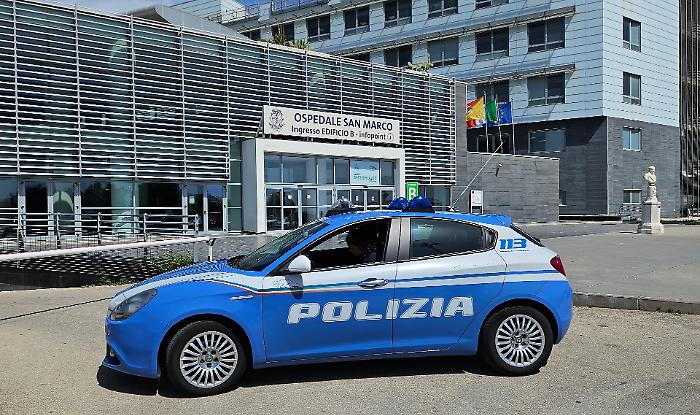 D&agrave; un pugno in faccia al medico che lo ha dimesso dal San Marco, poi dice: &laquo;Ero ubriaco&raquo;. Arrestato un 19enne