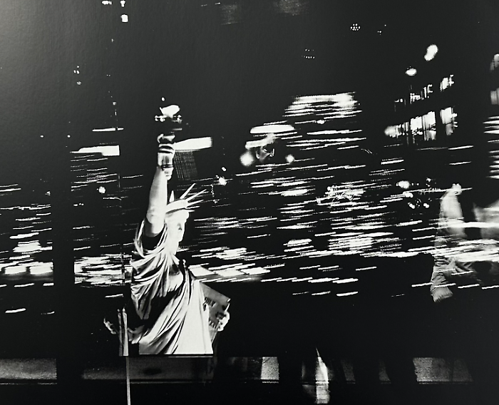 La New York che sorprende il visitatore con i suoi contrasti in bianco e nero