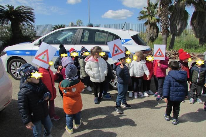 Ispica, a tre anni hanno gi&agrave; le idee chiare su come si attraversa la strada