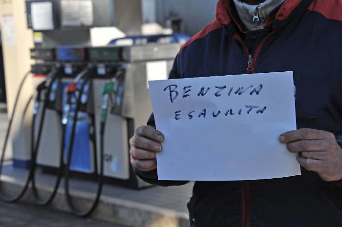 Sempre pi&ugrave; distributori espongono il cartello &ldquo;Benzina esaurita&rdquo;: cosa sta succedendo davvero 