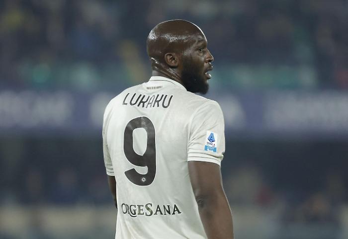 Lukaku ma che fai? Non torna a Napoli (non risponde al telefono) e Conte &egrave; infuriato