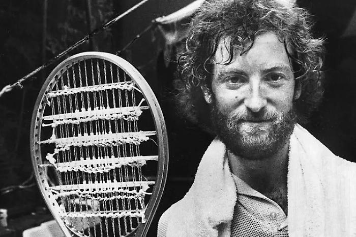  Brutta, letale e invincibile: 50 anni fa l'era effimera della "racchetta spaghetti" che fece infuriare Vilas