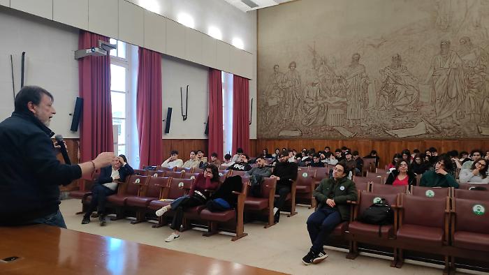 Da leader del movimento No global a "pescatore": cos&igrave; Luca Casarini oggi salva vite umane in mezzo al mare