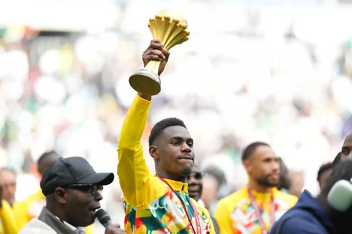 Il Senegal sfila a Parigi con la Coppa d'Africa che la Caf ha dato al Marocco: la sfida dei Leoni alla Fifa 