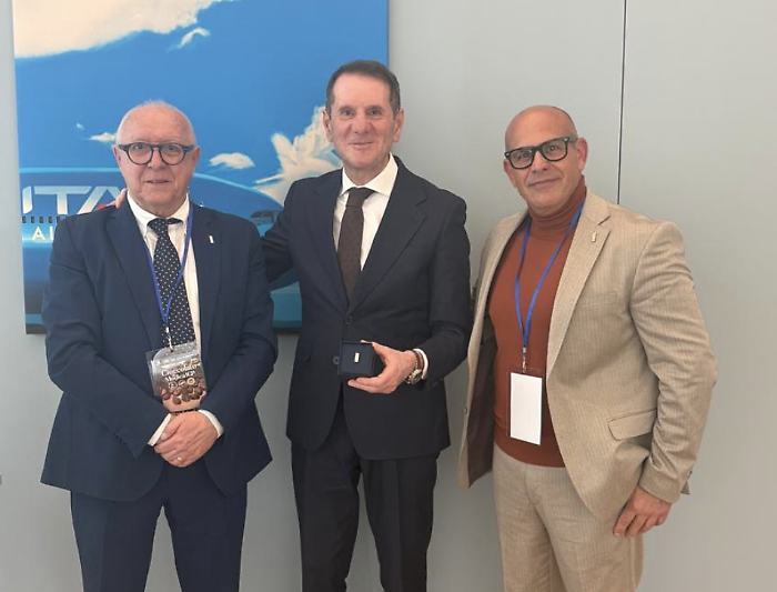 Al presidente di Ita Airways la barretta d'argento del cioccolato di Modica Igp