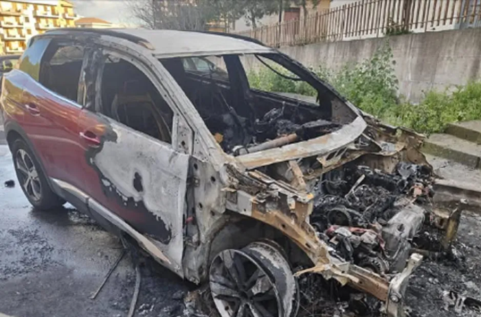 Lentini sotto choc: incendio distrugge l&rsquo;auto del marito di una consigliera di Forza Italia, la politica nel mirino