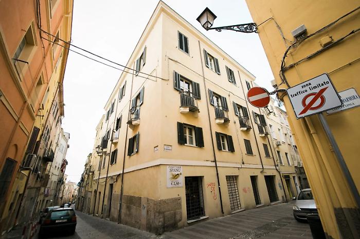 Studente accoltella il portiere dello studentato e si lancia dal tetto: entrambi in ospedale