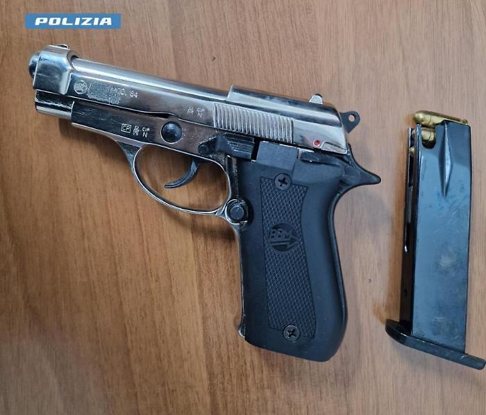 Siracusa, arrestato 50enne in via Acradina: trovati pistola modificata e oltre 100 g di hashish