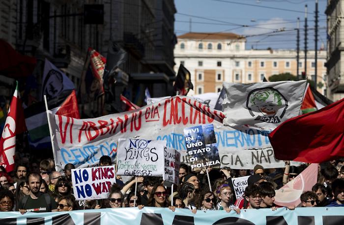 Il corteo No Kings per un mondo senza re e senza armi: il filo rosso che unisce Roma, Londra e gli USA