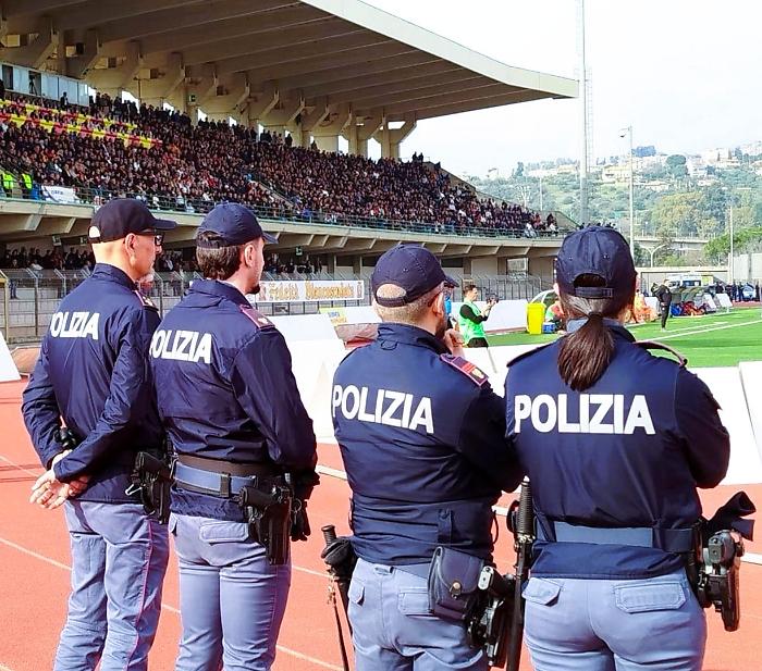 Cinque Daspo a tifosi di Nissa e Savoia dopo fumogeni e petardi: niente stadio per un anno