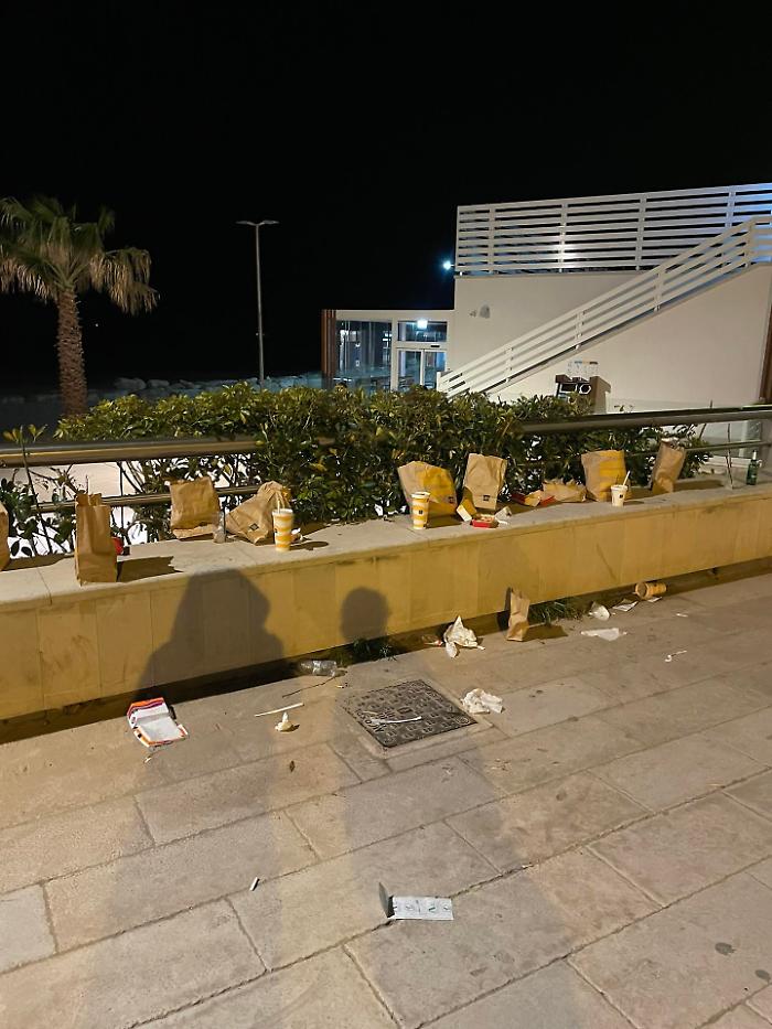 Marina di Ragusa, lo scatto social diventa una denuncia pubblica rivolta a tutti: "E' cos&igrave; che educate i vostri figli?"