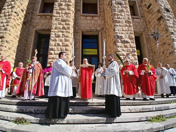 Ragusa e la domenica delle palme in cattedrale, il vescovo La Placa: "Seguiamo Cristo nella fedelt&agrave; silenziosa della Croce"