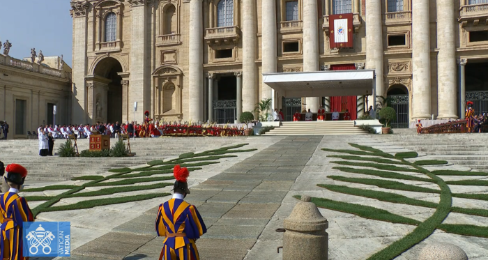 La Domenica delle Palme a Piazza S. Pietro: il Papa benedice palme e ulivi