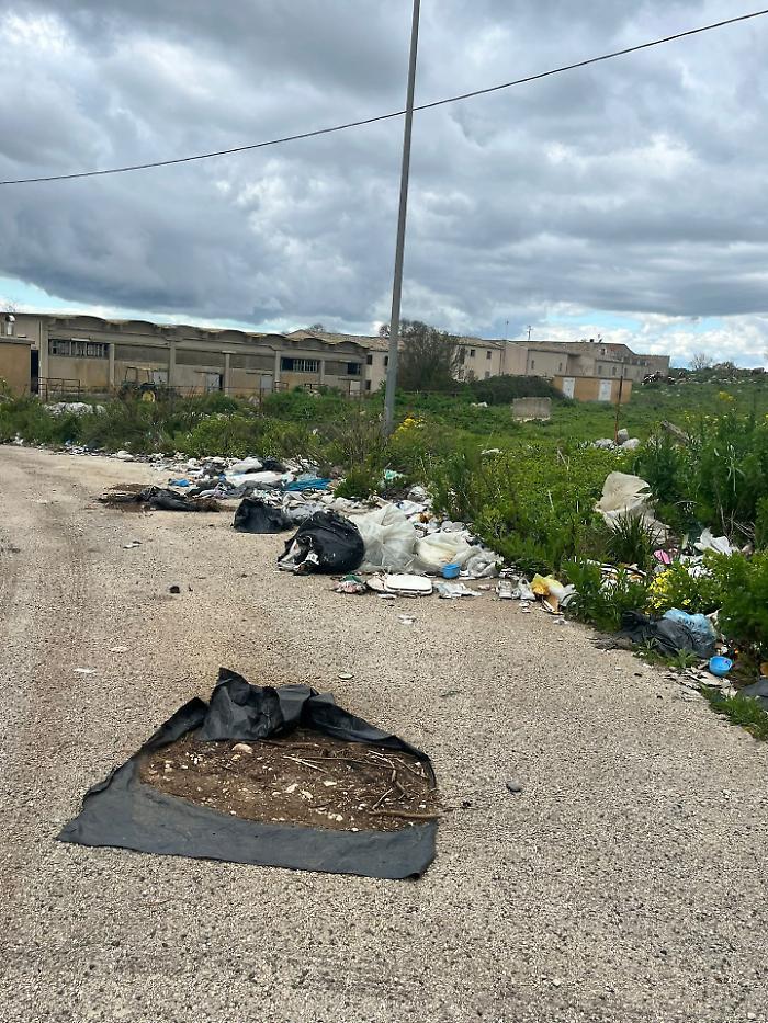 Ragusa, via Capitano Cascone nel degrado. Caruso: "Denuncio da due anni, ma nulla succede"