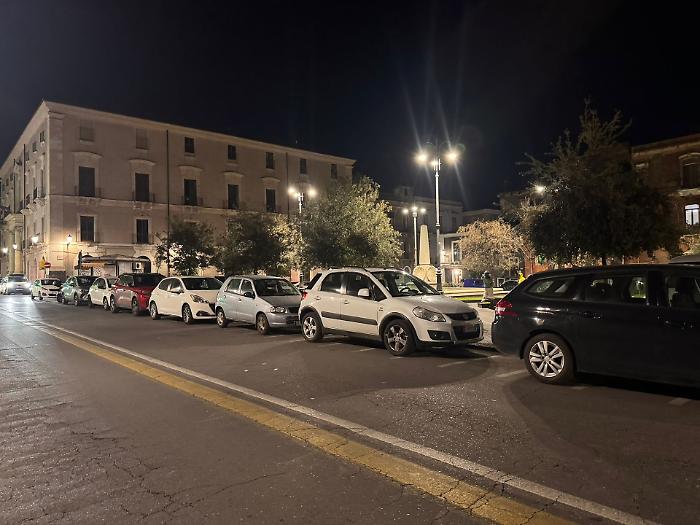 Auto invadenti negli stalli per moto a Catania: lo scatto da piazza Cutelli