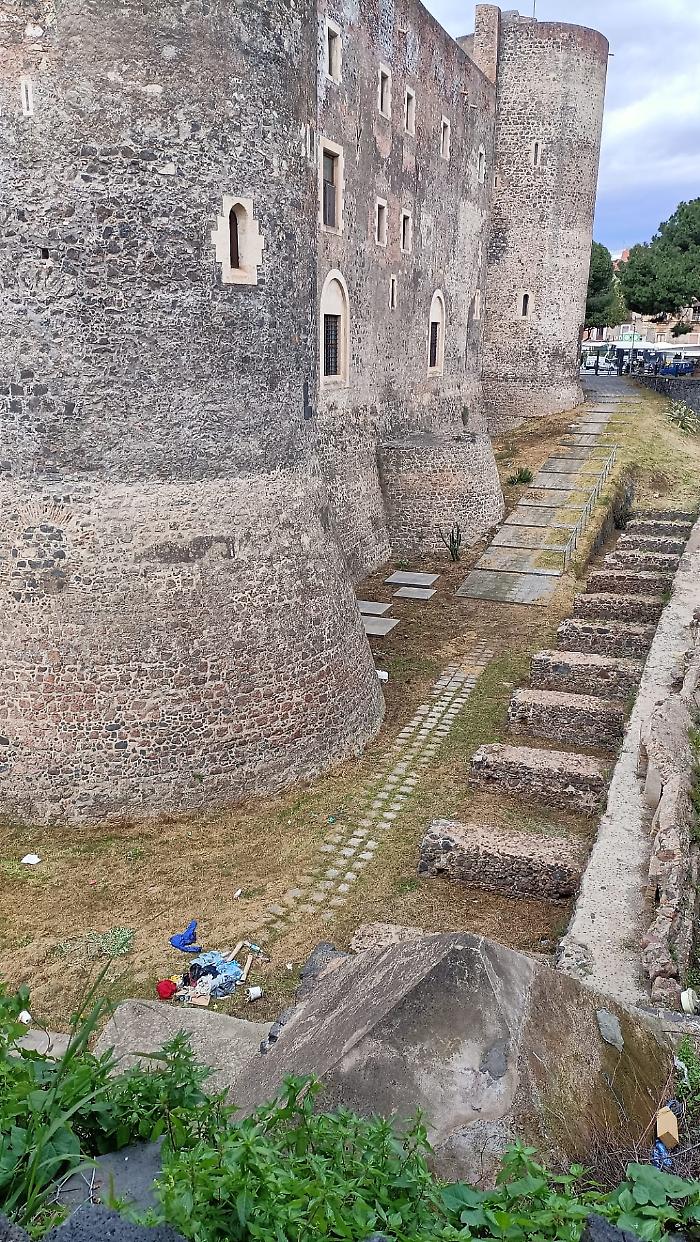 Rifiuti nel fossato del Castello Ursino