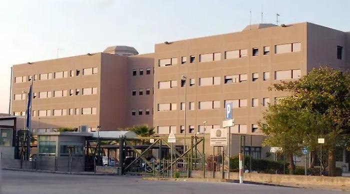 Siracusa, il carcere di Cavadonna passato al setaccio: c'erano 67 cellulari nelle celle