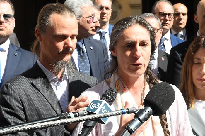 Famiglia del bosco, vicini a una svolta: la madre allontanata dalla comunit&agrave;, ma c'&egrave; uno spiraglio per il padre