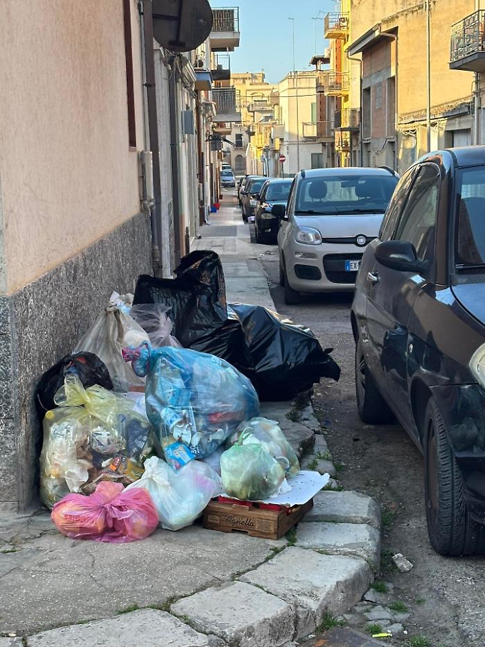 Vittoria, in via Rattazzi cumuli di rifiuti: "Un problema che si ripete"