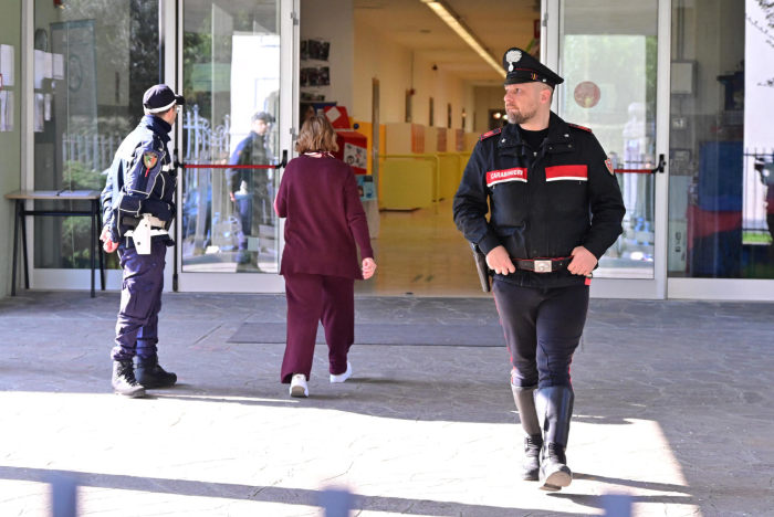 La prof accoltellata da un suo studente torna a casa dall'ospedale e all'aggressore d&agrave; un consiglio