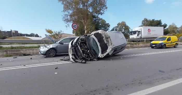 Incidente sulla Statale 115: scontro tra autocisterna e due auto in contrada Bordea