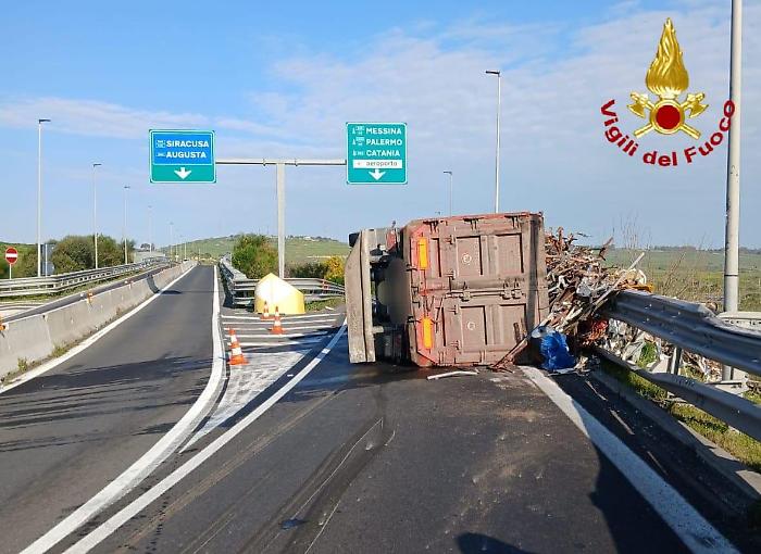 Camion carico di materiale ferroso si ribalta sulla Statale 194 verso Catania: ferito il conducente