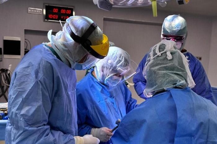 Operato al cervello senza anestesia: la nuova frontiera dell'ipnosi medica