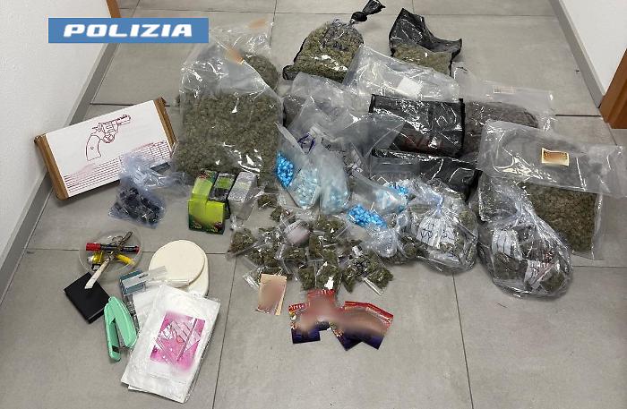 Un 62enne arrestato a Catania: una pistola e oltre 10 kg di droga in casa dei genitori