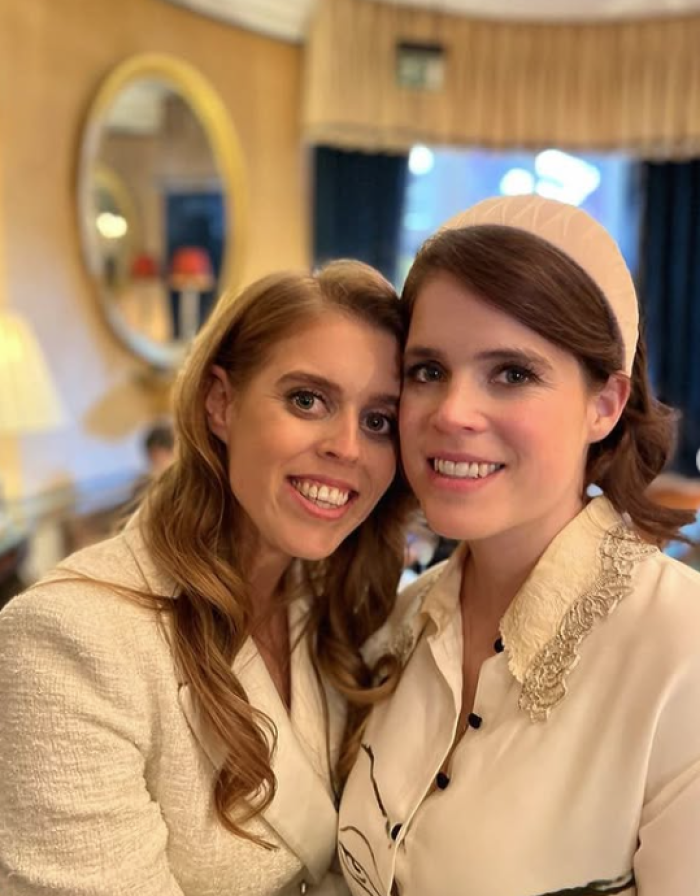 Scandalo Epstein: Beatrice ed Eugenie disertano la messa di Pasqua, nuovo imbarazzo per la monarchia