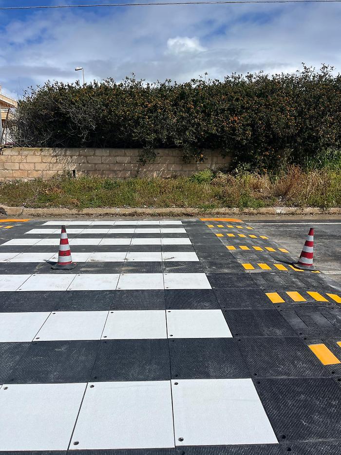 Via Cervia a Marina di Ragusa, installato il primo passaggio pedonale sicuro