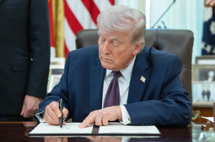 Tregua per lo Stretto di Hormuz: Stati Uniti e Iran trattano, mercati in rialzo ma la guerra continua