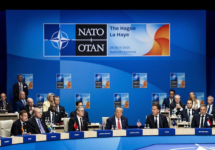 La minaccia di Trump di uscire dalla Nato scuote le cancellerie europee: ma pu&ograve; farlo davvero?