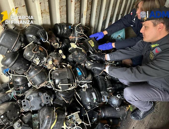 Al Porto di Palermo sequestrato un container di rifiuti: i ricambi di auto non bonificati destinati in Nigeria 
