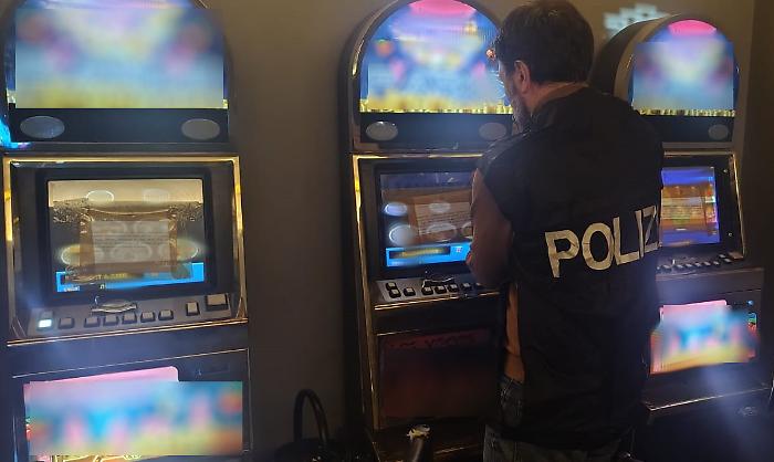 A Catania sequestrati 9 video poker e 8 slot machine: la ludopatia una sfida complessa 