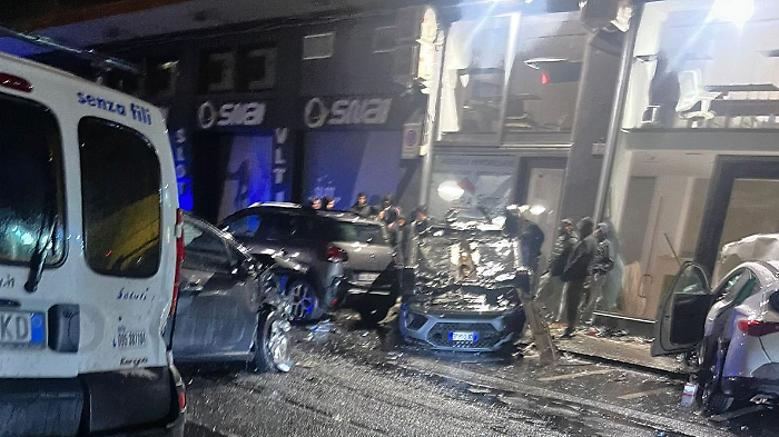 Spettacolare incidente a Catania, cinque auto coinvolte e quattro feriti: la dinamica un giallo 