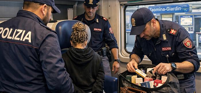 Furto in negozio, rintracciata sul treno e denunciata: recuperata la refurtiva