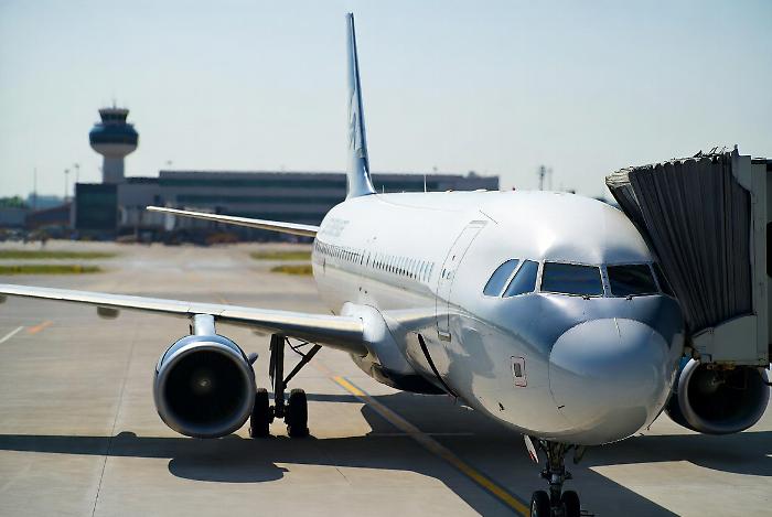 Aerei a corto di carburante, le Compagnie costretta a tagliare i voli per l'estate se l'emergenza non rientra 