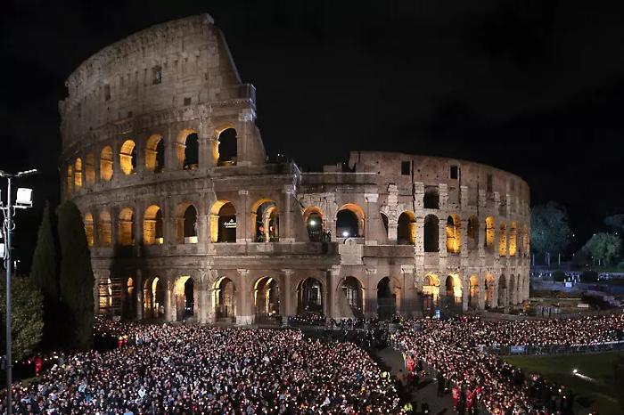 La prima Via Crucis di Papa Leone al Colosseo: segui la diretta