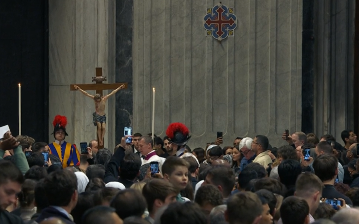 La Via Crucis di Papa Leone: Croce in spalla con i dolori della guerra rievocati in tutte le Stazioni