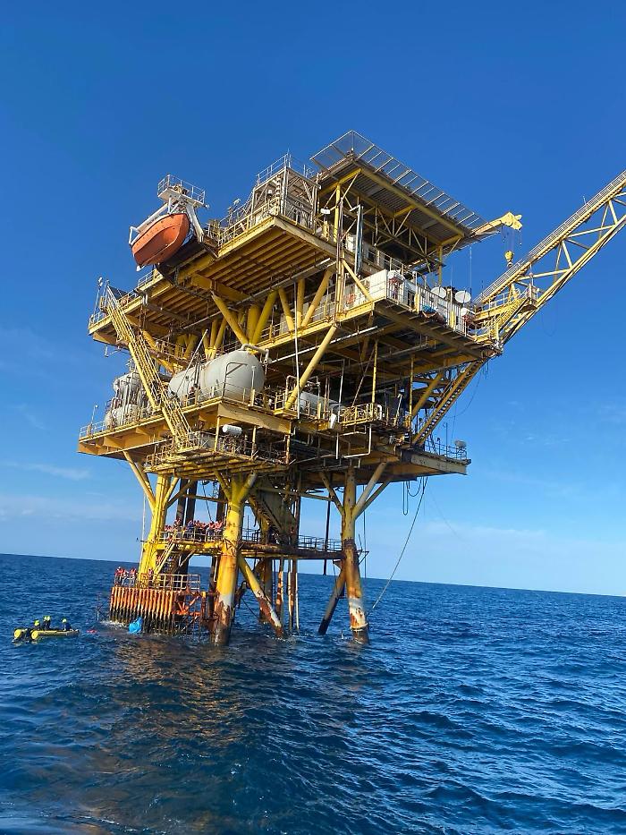 Aurora salpa da Lampedusa per salvare i 47 naufraghi aggrappati sulla piattaforma petrolifera