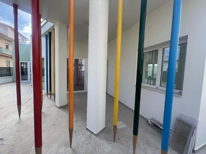 Matite colorate e "pittura lavagna" al nuovo asilo di Donnalucata