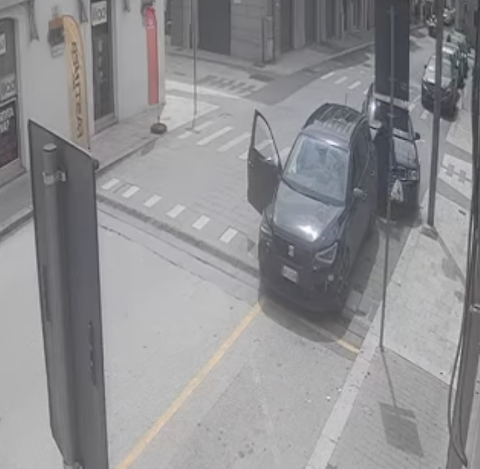 Vittoria, il video dell'incivilt&agrave; scatena la rabbia dei cittadini: "Ma come si pu&ograve; fare una cosa del genere?"