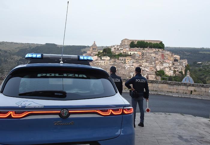 Ragusa, 25enne armato di coltello aggredisce i poliziotti: arrestato
